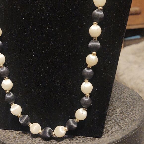 Beautiful mid century bead necklace with matching earrings - Picture 2 of 4